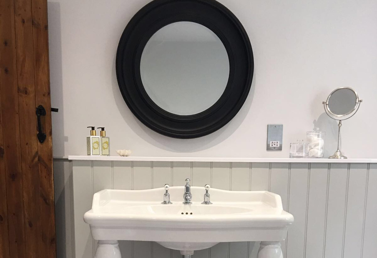 black-round-mirror-bathroom-design